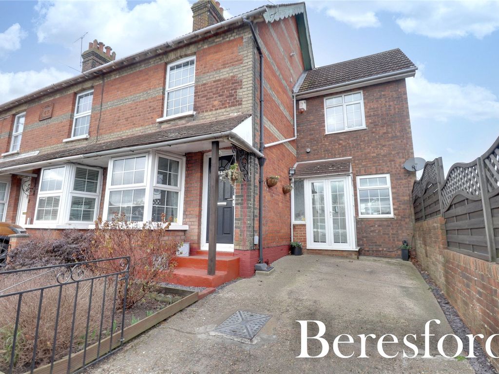 3 bed semidetached house for sale in Chelmsford Road, Shenfield CM15