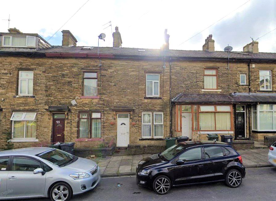 3 bed terraced house for sale in Hollingwood Avenue, Bradford, West