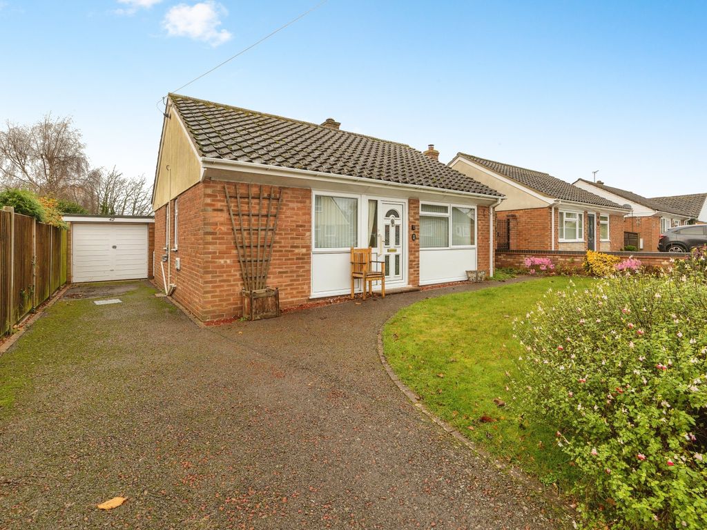 2 bed bungalow for sale in Hubbard Close, Wymondham, Norfolk NR18, £