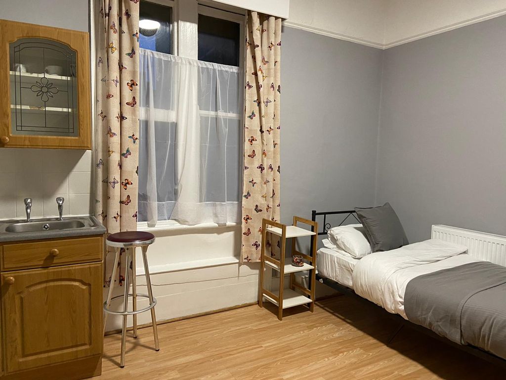 Studio to rent in Courtfield Gardens, Earls Court, London SW5, £1,250