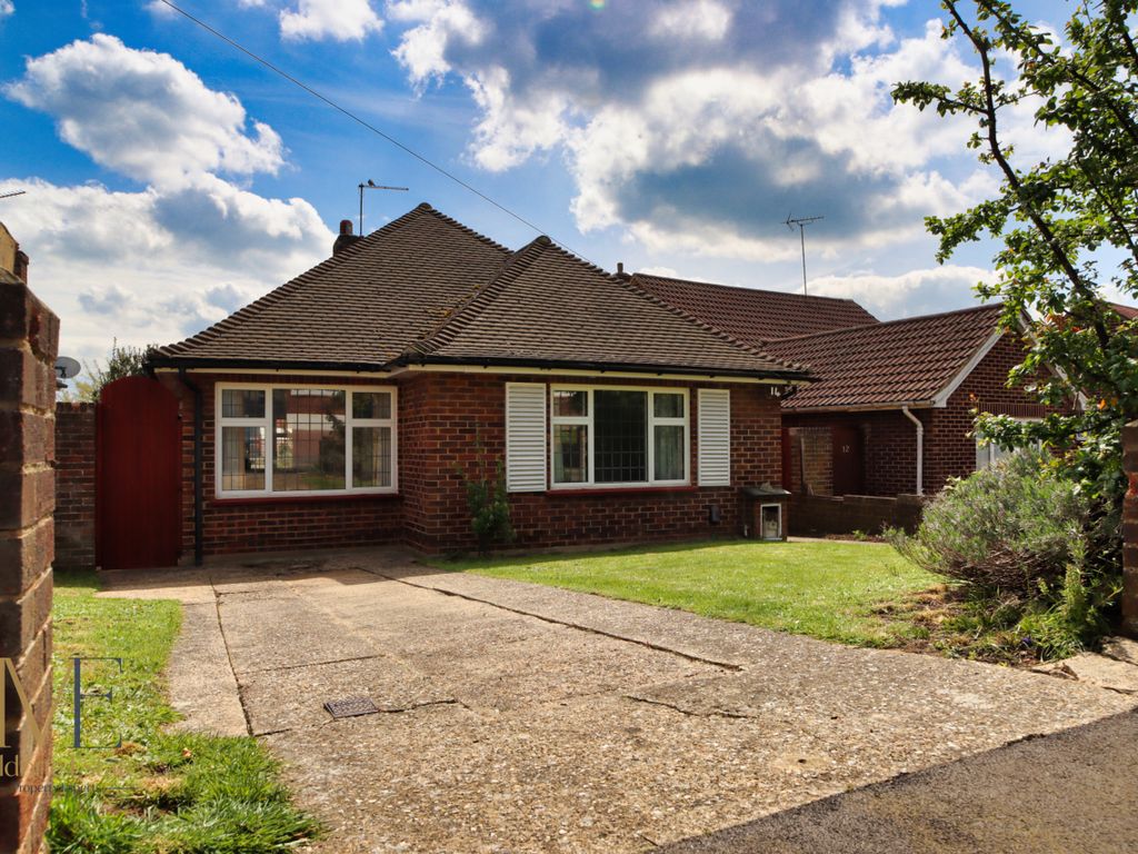 3 bed bungalow for sale in Tennyson Walk, Northfleet, Gravesend, Kent DA11, £400,000 Zoopla