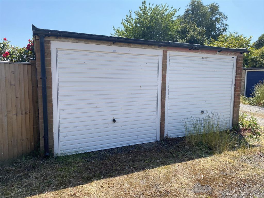 Parking/garage for sale in Southdownview Road, Broadwater, Worthing