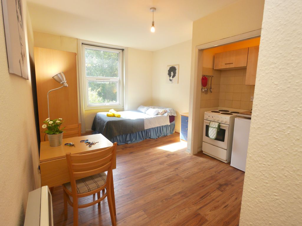 Studio to rent in Park Avenue, Willesden Green NW2, £1,320 pcm Zoopla