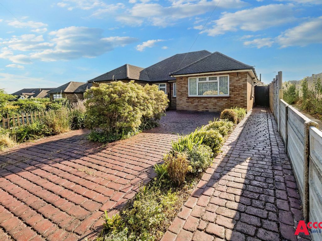 3 bed semidetached bungalow for sale in Havering Road, Romford RM1