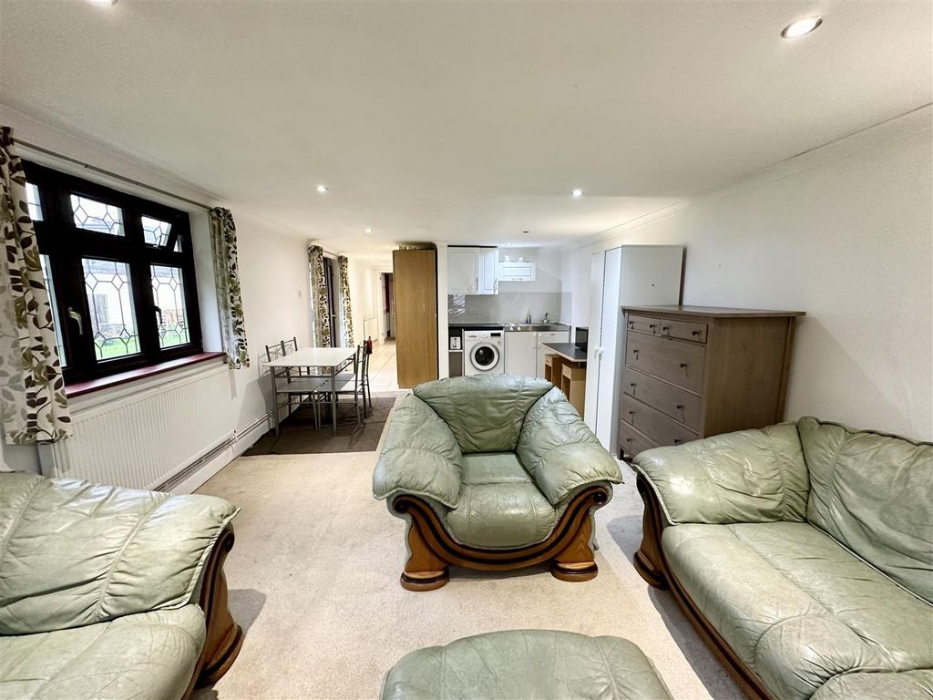 2 bed detached bungalow to rent in Coppermill Road, Wraysbury, Staines