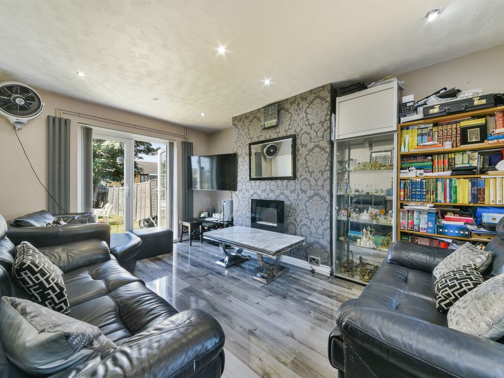 3 bed semidetached house for sale in Barrow Road, Waddon, Croydon CR0