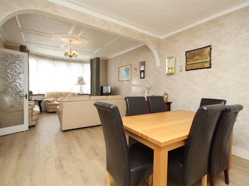 3 bed property to rent in Grenoble Gardens, Palmers Green, London N13