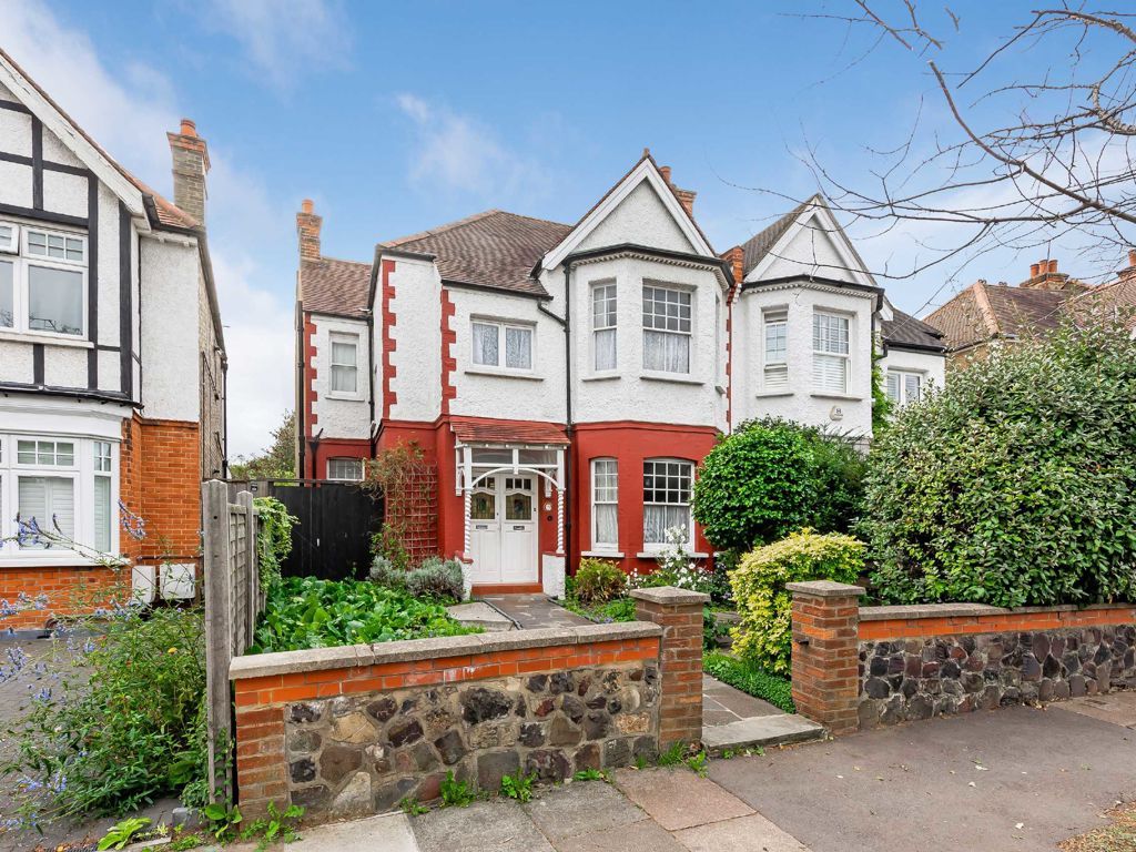 4 bed semidetached house for sale in Queens Avenue, London N3, £