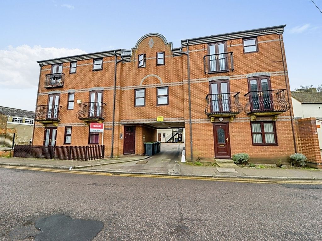 2 bed flat for sale in Church Street, Biggleswade, Bedfordshire SG18