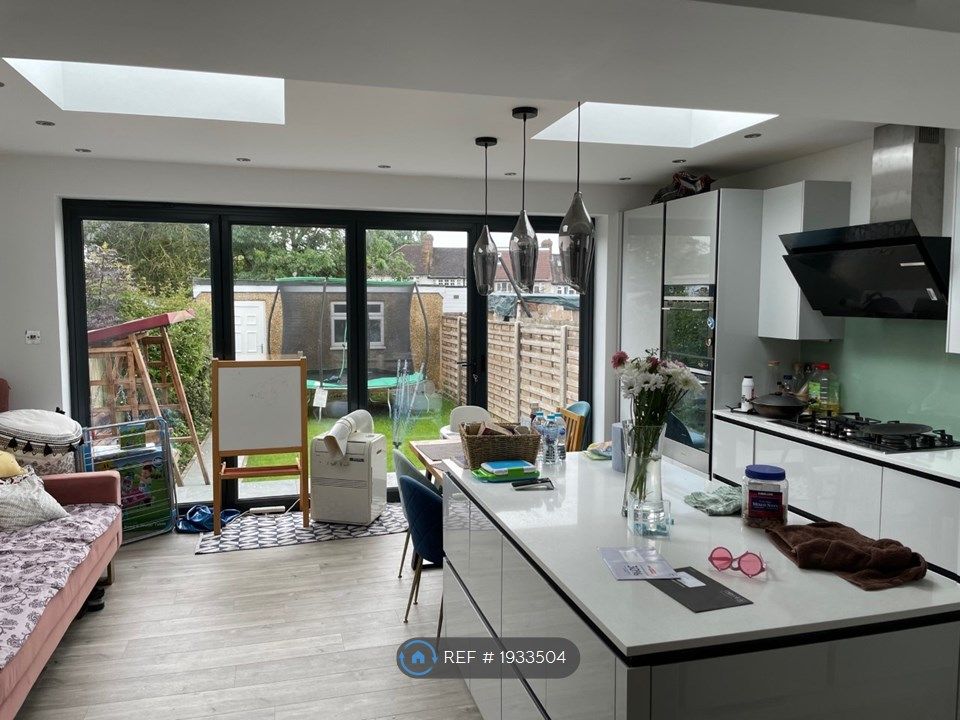 3 bed end terrace house to rent in Walton Avenue, Sutton SM3, £2,500