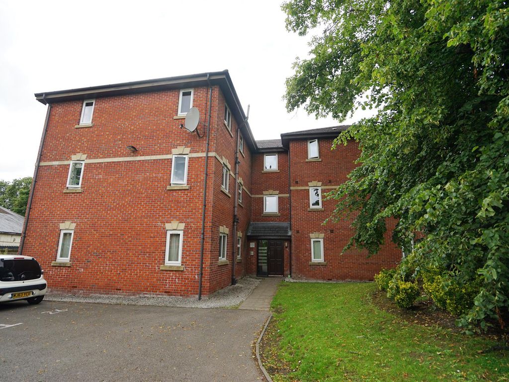 2 bed flat to rent in Thurlwood Croft, Westhoughton, Bolton BL5, £675