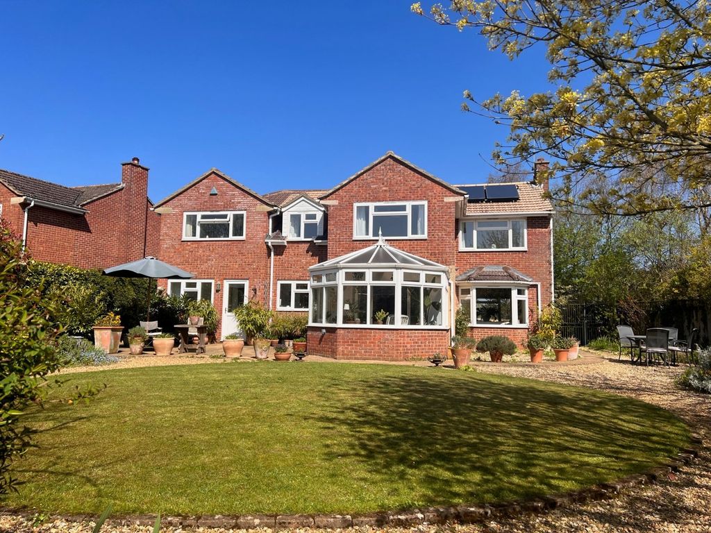 5 bed detached house for sale in Carters Crescent, Faringdon