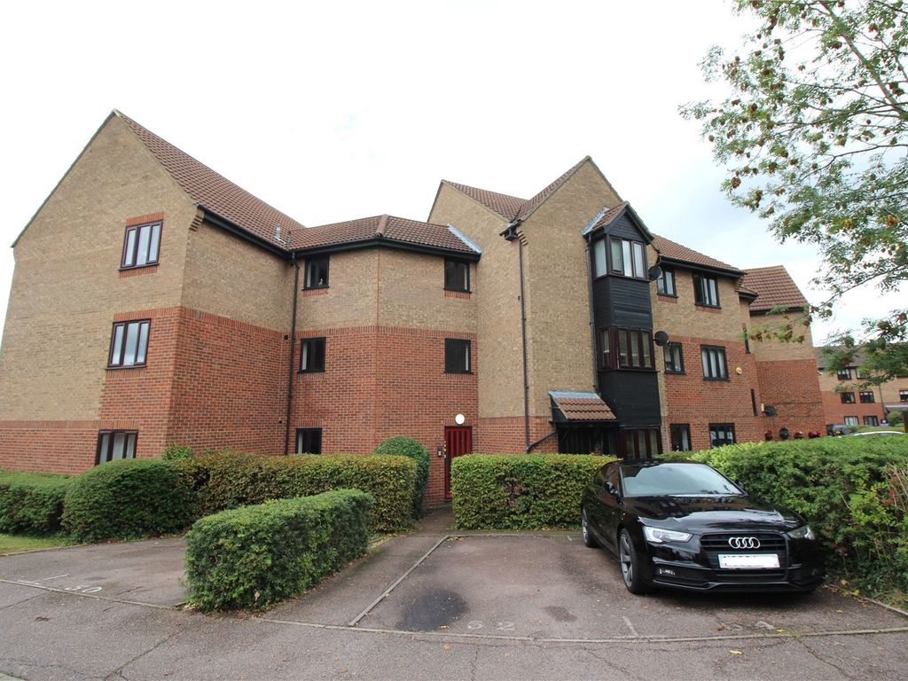 2 bed flat to rent in Copperfields, Laindon, Basildon SS15, £1,200 pcm