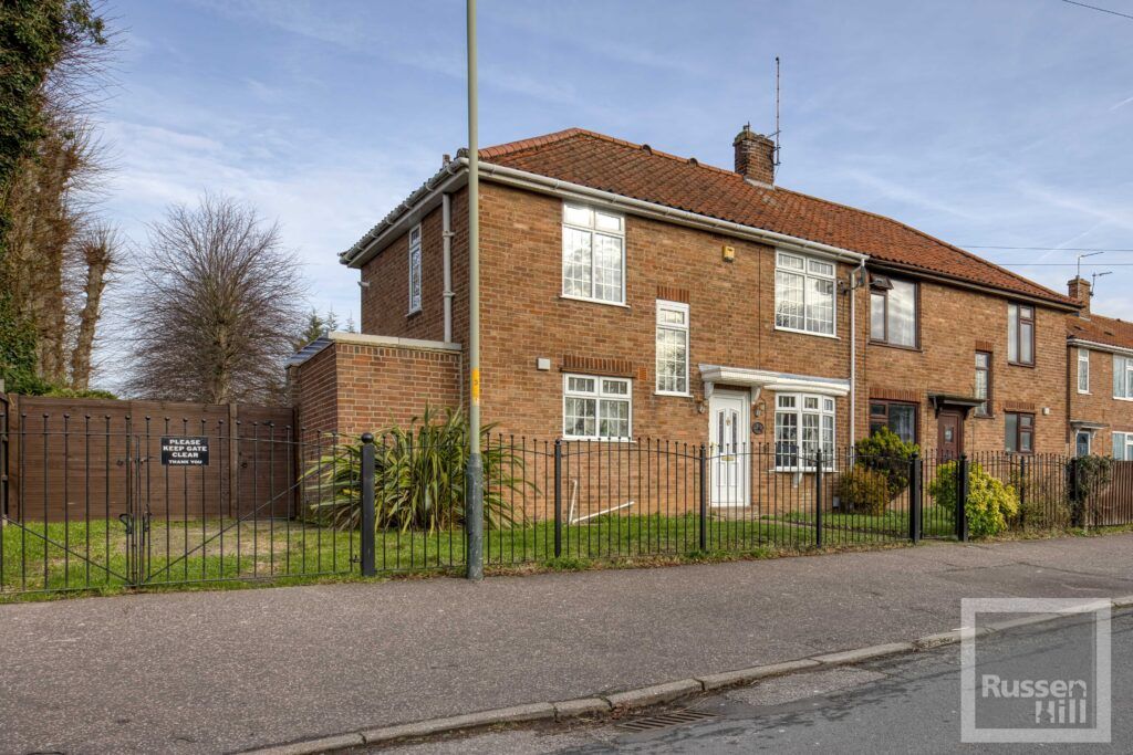 4 bed semidetached house for sale in Clarkson Road, West Norwich NR5