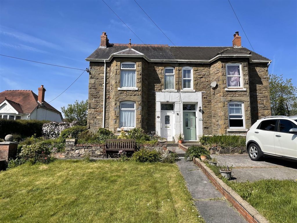 4 bed semidetached house for sale in Brynlloi Road, Glanamman