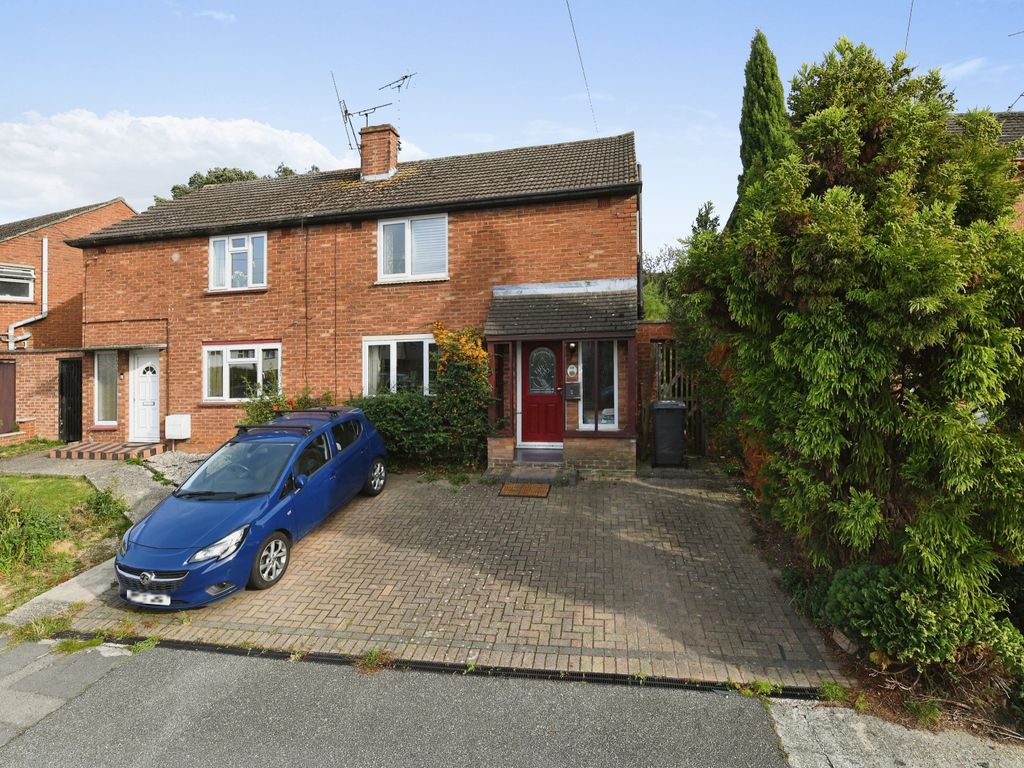 3 bed semidetached house for sale in Cotswold Crescent, Chelmsford