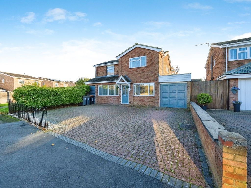 4 bed detached house for sale in Dunvegan Way, Bedford MK41, £550,000