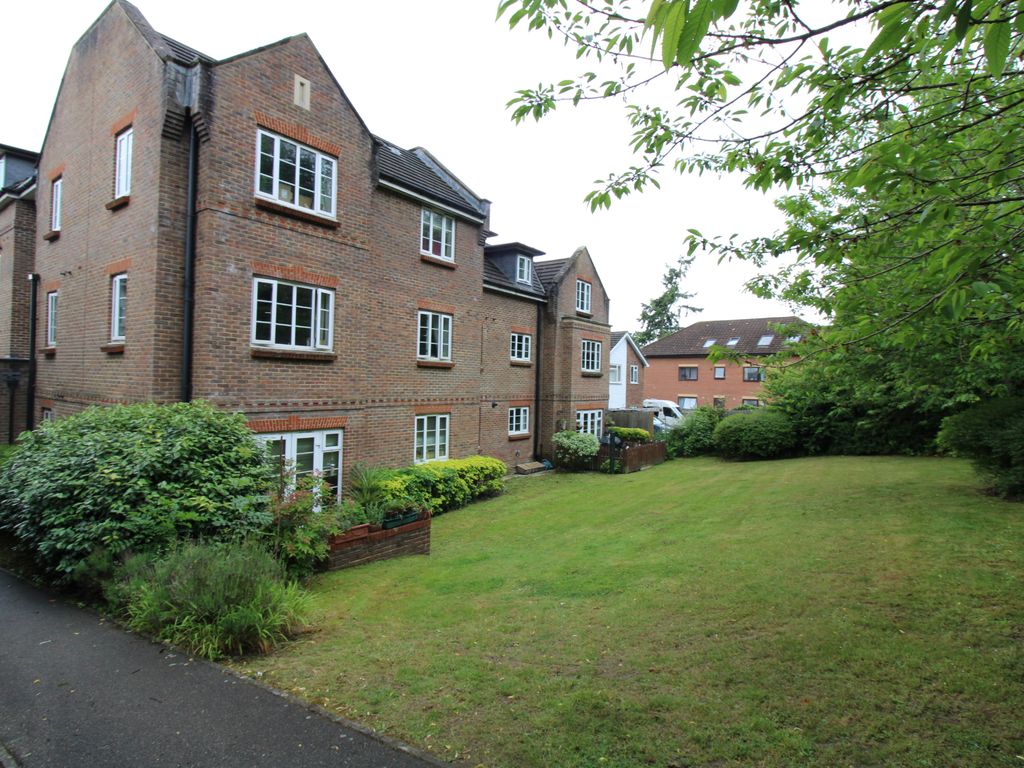 2 bed flat for sale in Gatton Park Road, Redhill RH1 Zoopla
