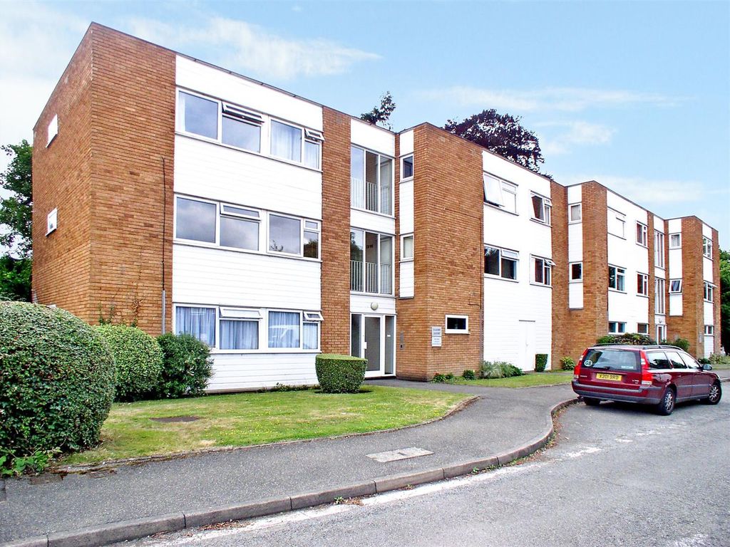 1 bed flat to rent in Claire Court, St Martins Drive, Walton On Thames