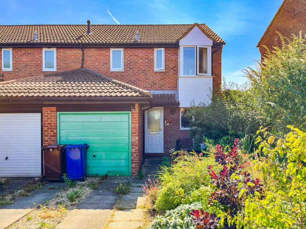 3 bed semidetached house for sale in Wensum Crescent, Bicester OX26