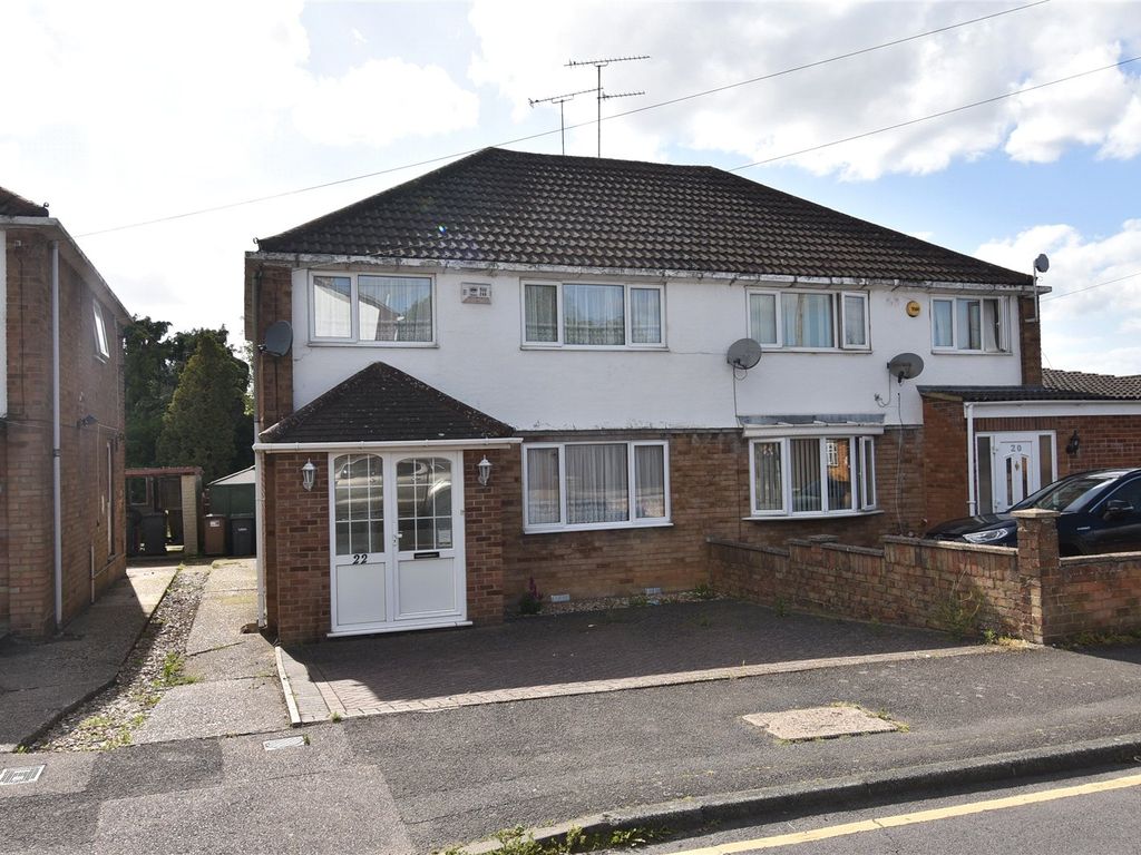 3 bed semidetached house for sale in Hayhurst Road, Luton