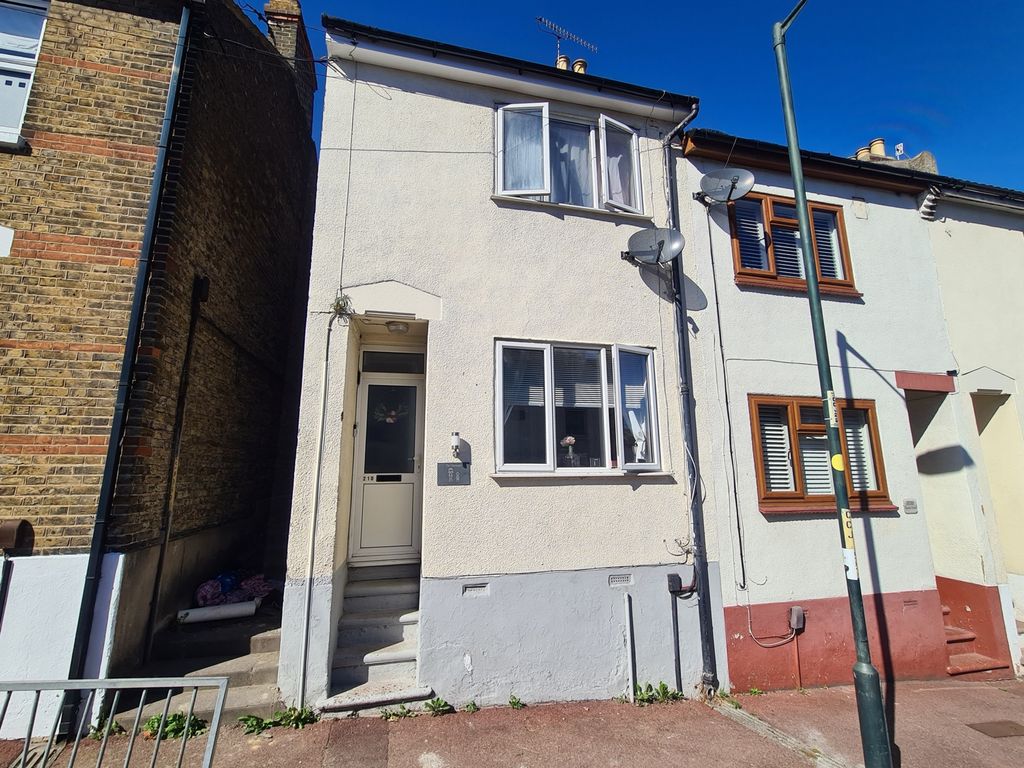 3 bed end terrace house for sale in Castle Road, Chatham ME4, £200,000