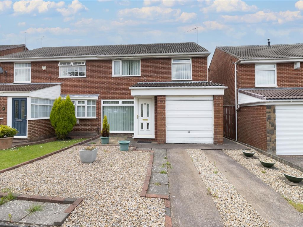 3 bed property for sale in Englefield Close, Kingston Park, Newcastle