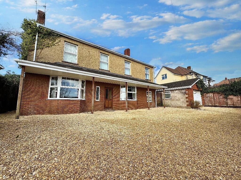 5 bed detached house for sale in Liswerry Road, Newport NP19, £320,000