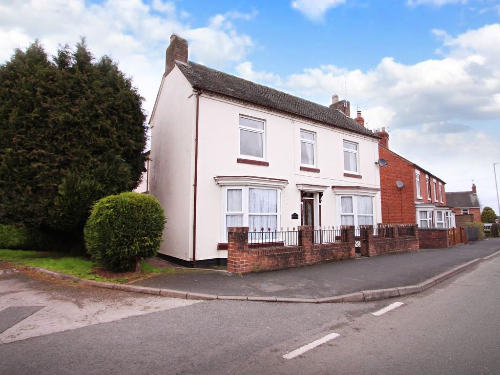 4 bed detached house for sale in Holly Road, Uttoxeter ST14, £325,000