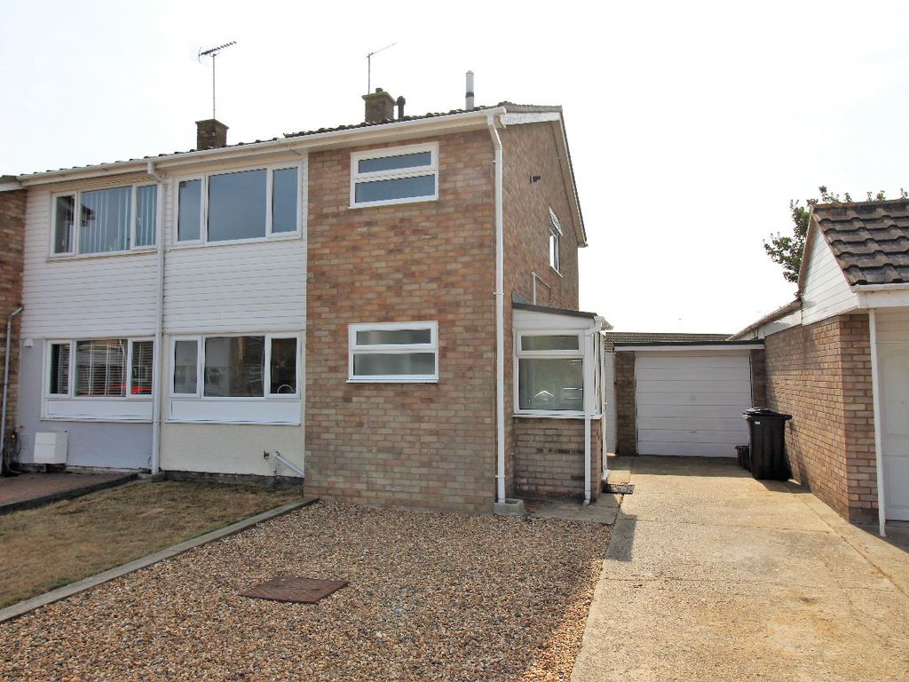 3 bed semidetached house for sale in Puffinsdale, Great Clacton