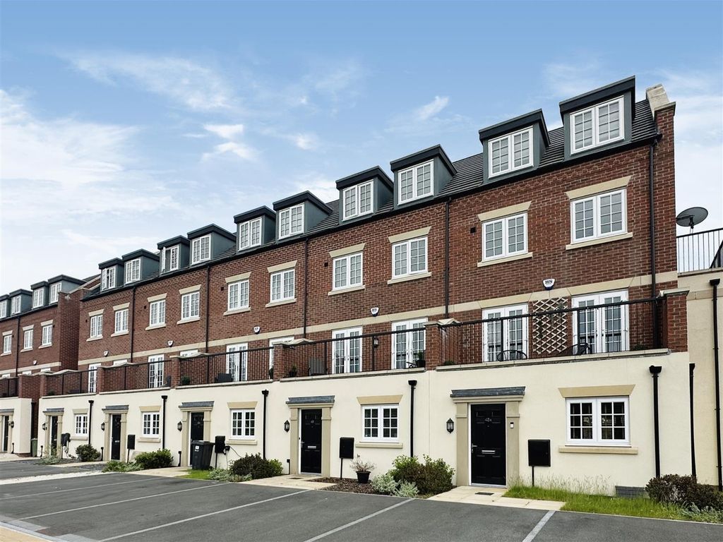 4 bed town house for sale in Curzon Avenue, Winnington Village