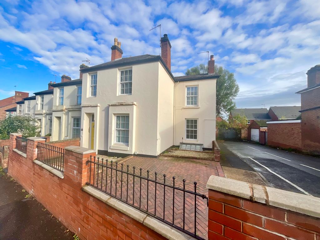 3 bed end terrace house for sale in Tachbrook Road, Whitnash