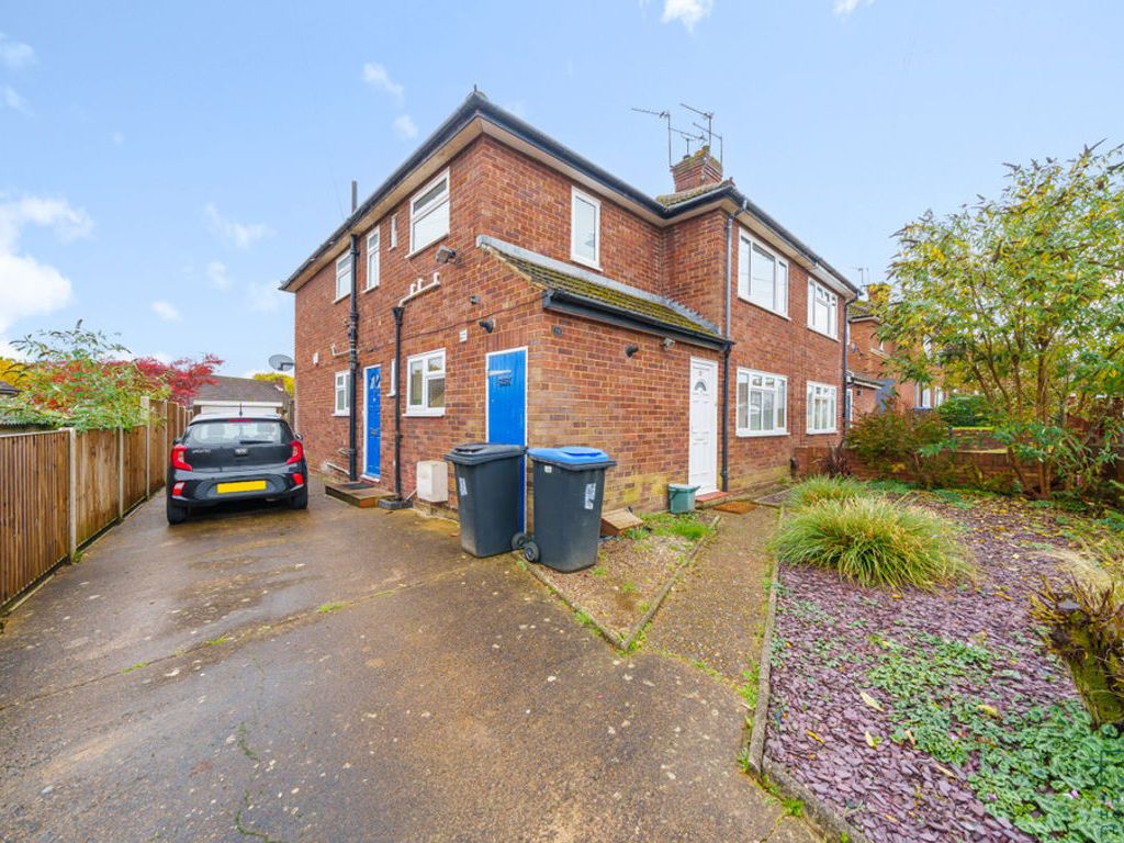 2 bed flat to rent in Hermitage Woods Crescent, Woking GU21, £1,400 pcm