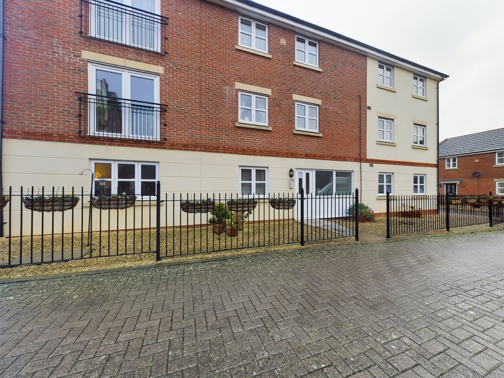 1 bed flat to rent in Boughton Way, Gloucester GL4, £700 pcm Zoopla