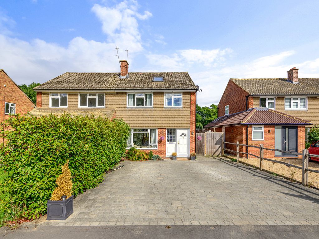 4 bed semidetached house for sale in Cranleigh Mead, Cranleigh GU6