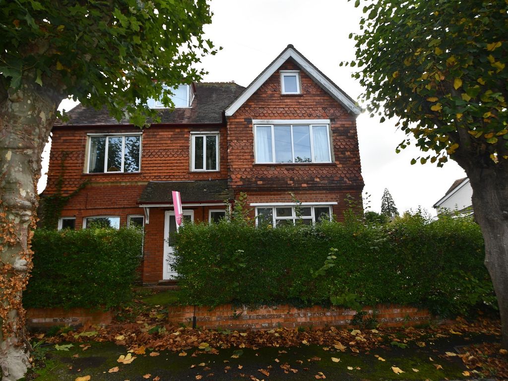 2 bed flat to rent in Linden Gardens, Leatherhead KT22 Zoopla
