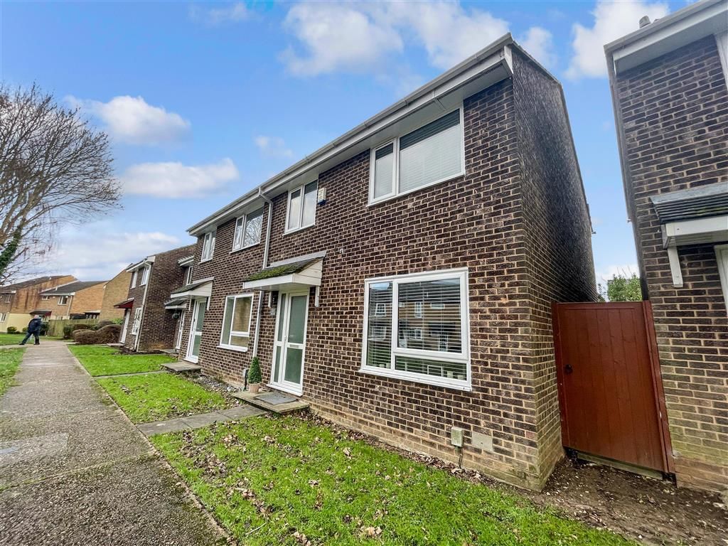 3 bed semidetached house for sale in Olivers Mill, New Ash Green