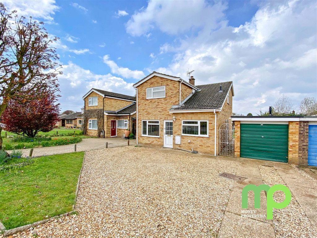 3 bed detached house for sale in Kerridges, East Harling NR16, £335,000