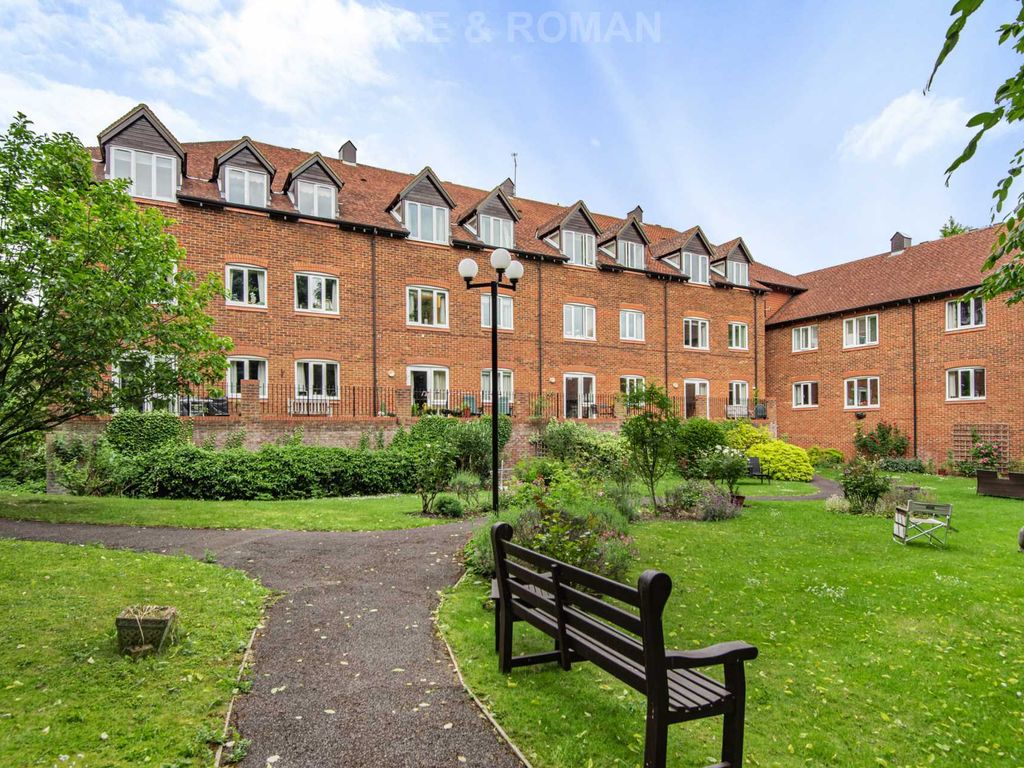 1 bed flat to rent in Belmont Road, Leatherhead KT22, £995 pcm Zoopla