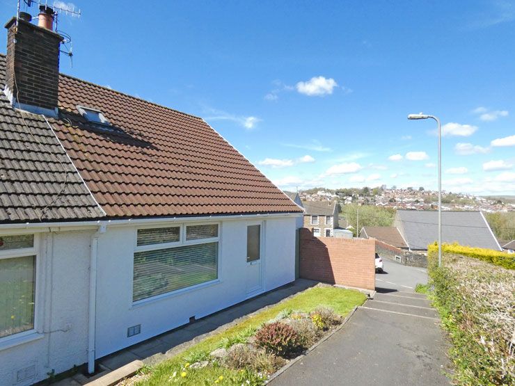 4 bed semidetached bungalow for sale in Shirdale Close, Maesycwmmer