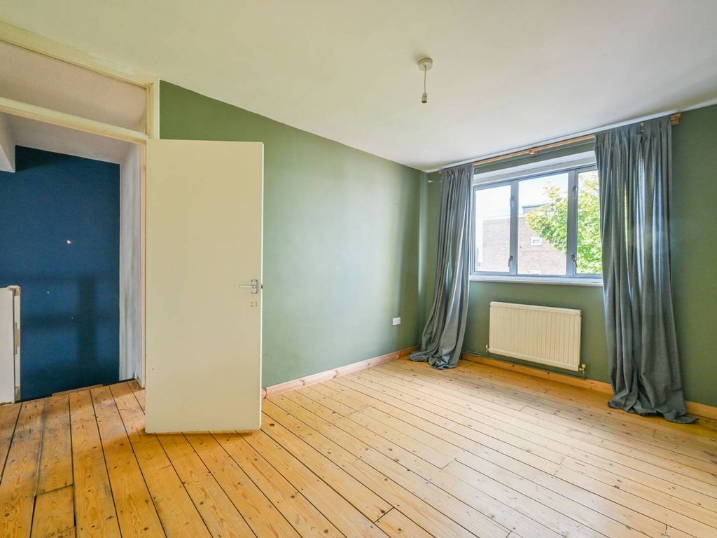 3 bed property for sale in Bexhill Walk, Stratford, London E15, £