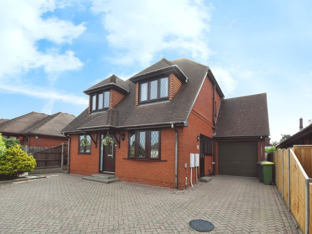 4 bed detached house for sale in Clarence Road, Rayleigh SS6, £600,000