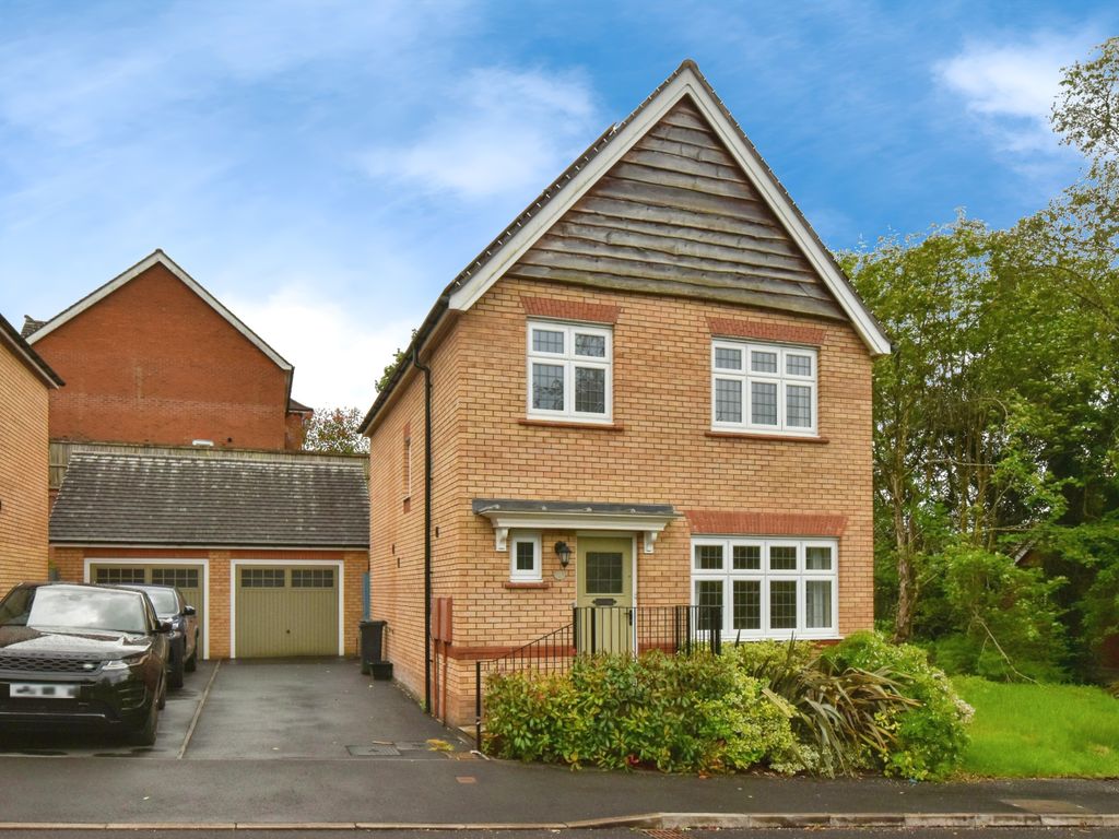 3 bed detached house for sale in Bryn Alltwen, Pontardawe, Neath Port Talbot SA8, £