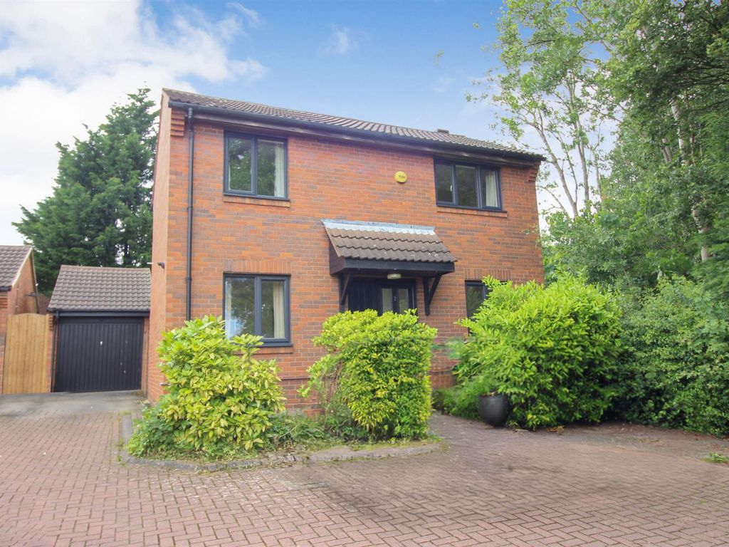 3 bed detached house for sale in Hertford Close, Leeds LS15, £290,000