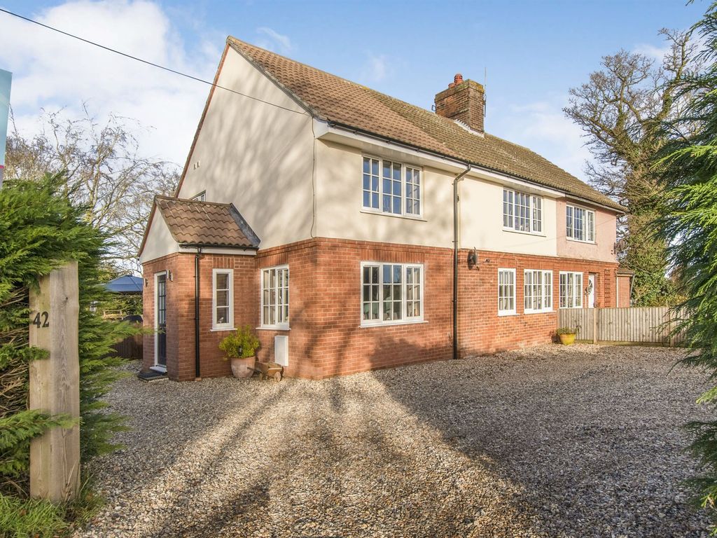 3 bed semidetached house for sale in Aylsham Road, Tuttington, Norwich
