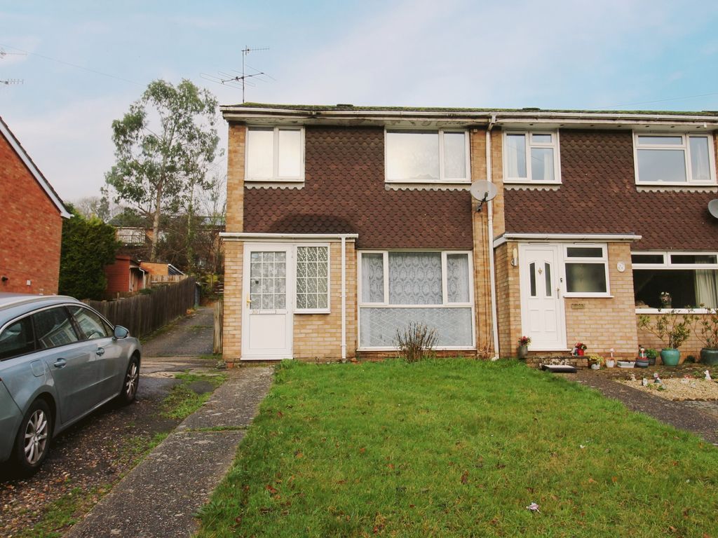 3 bed end terrace house for sale in Lane End Road, Sands, High