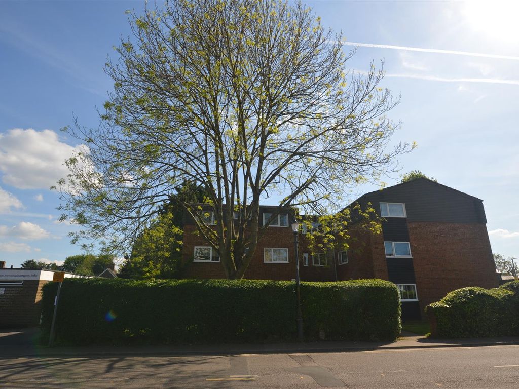 2 bed flat to rent in The Guildhouse, New Road, Croxley Green WD3, £
