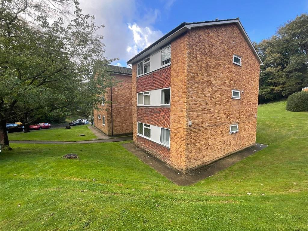 2 bed flat for sale in Hillside Road, Whyteleafe, Surrey CR3, £275,000