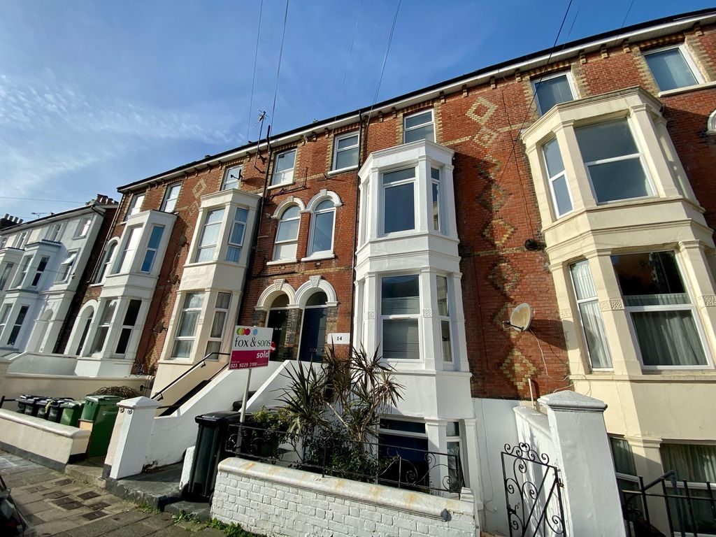 2 bed flat to rent in Elphinstone Road, Southsea PO5, £1,250 pcm Zoopla