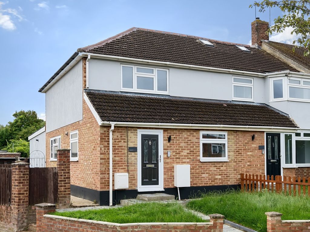3 bed end terrace house for sale in Southlands Avenue, Farnborough
